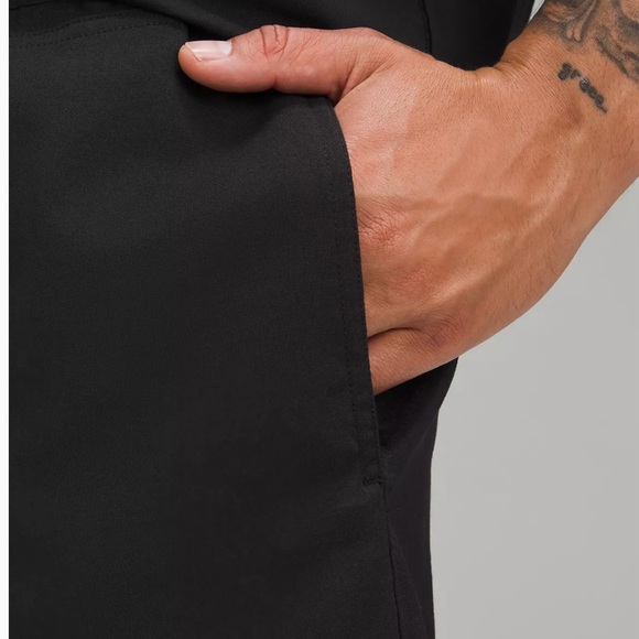 Lululemon- Relaxed-Fit Pull-On Short 7" Light Woven - Black - Picture 3 of 6